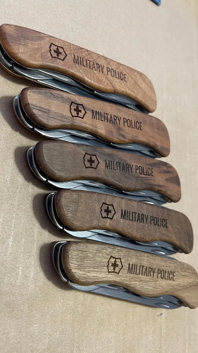 Taschenmesser mit gravierten Holzgriffen «Military Police»