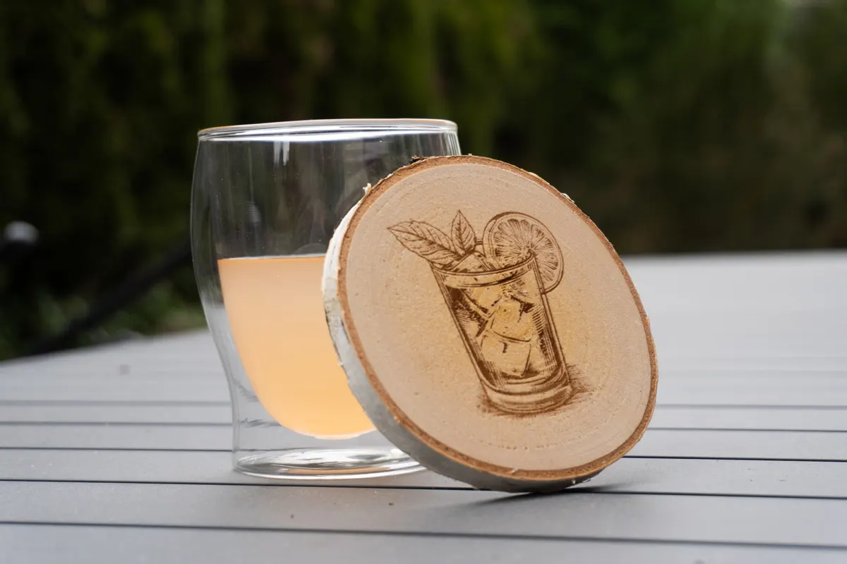 Holzuntersetzer mit Cocktail-Motiv